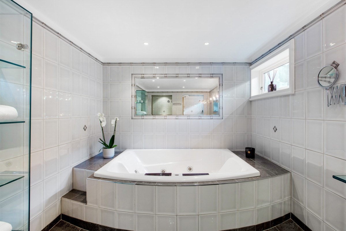 Badet har bl.a. innfliset massasjebadekar. Galleribilde