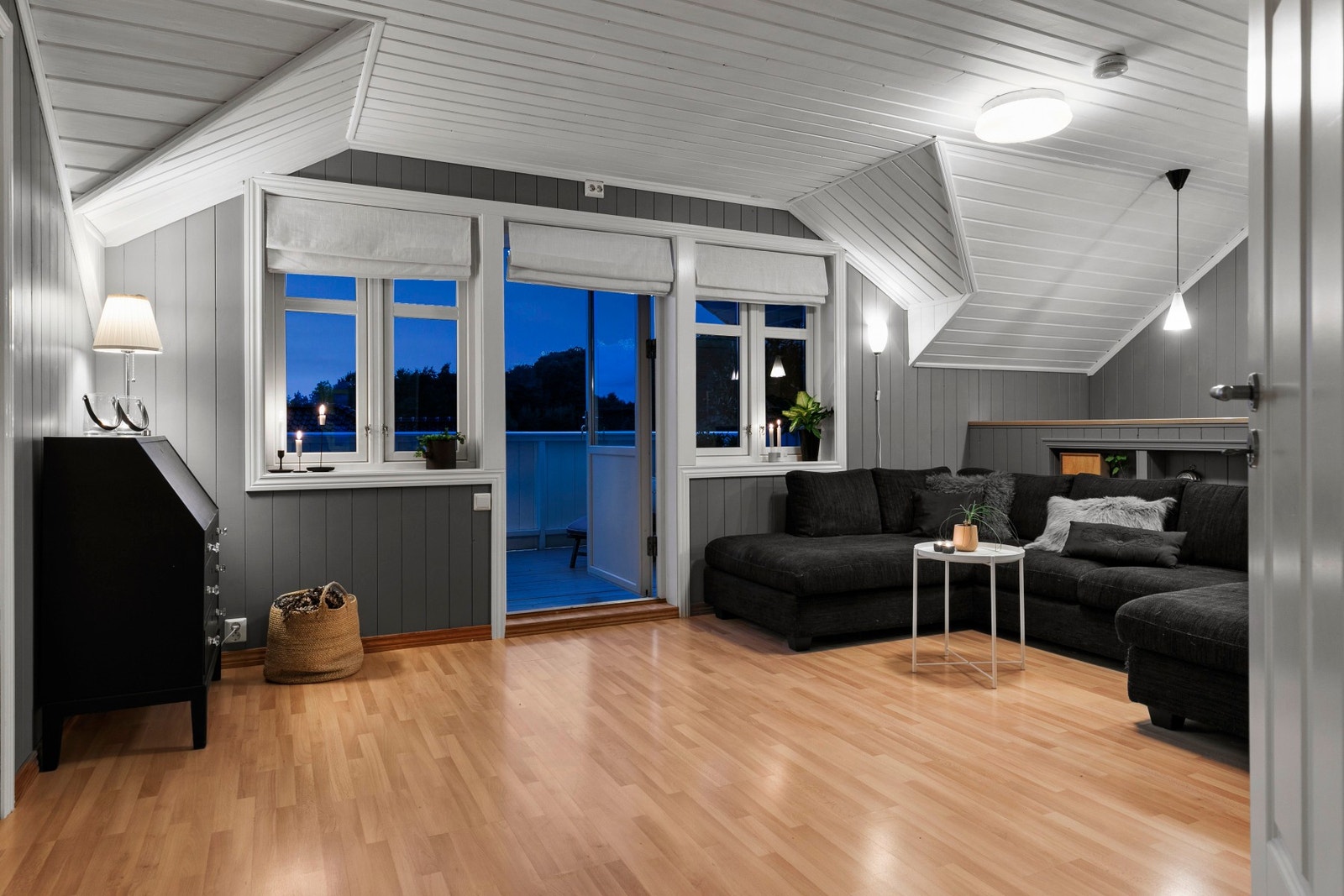 Stuen i 2.etg har en god størrelse og utgang ut på en veranda med sjøgløtt. Galleribilde