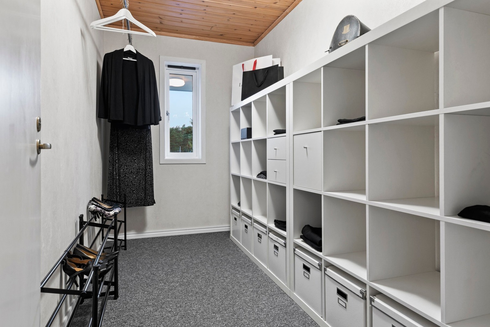 Walk-in closet. Galleribilde