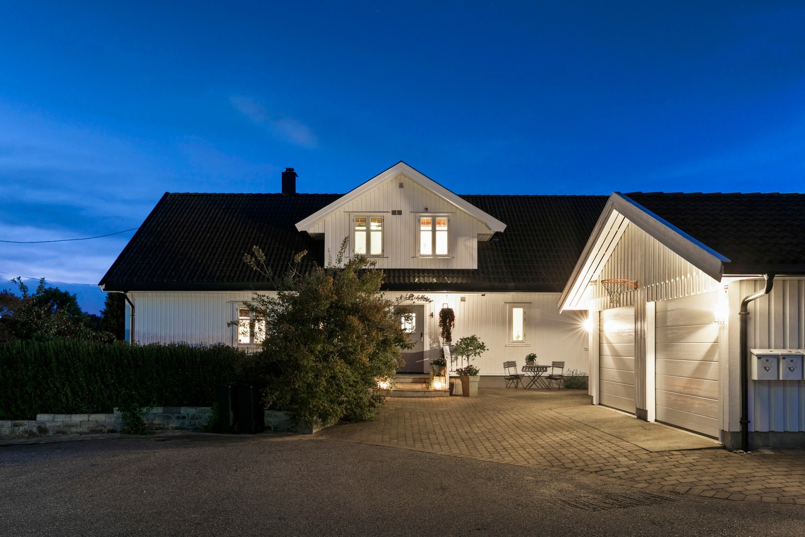 Gårdsplassen er steinlagt. Galleribilde