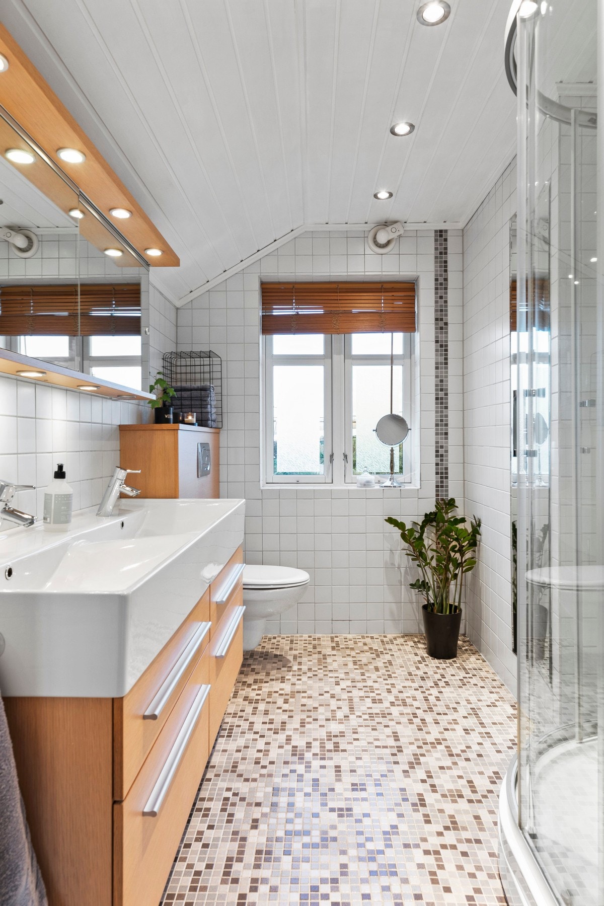 Badet er utstyrt med innredning med 2 servanter, veggtoalett, dusjkabinett fra 2018. Galleribilde