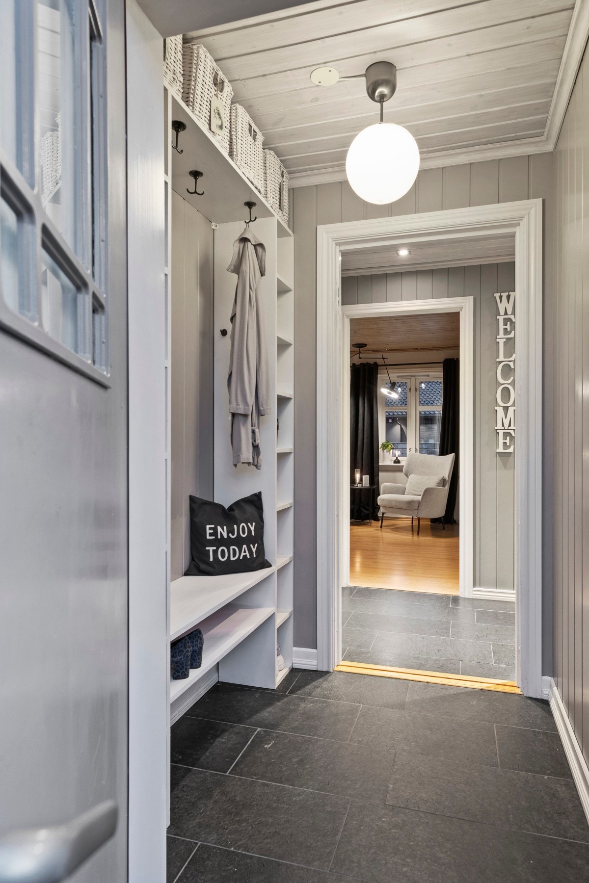 Det er varmekabler i hele 1.etg, foruten om walk-in closet. Galleribilde