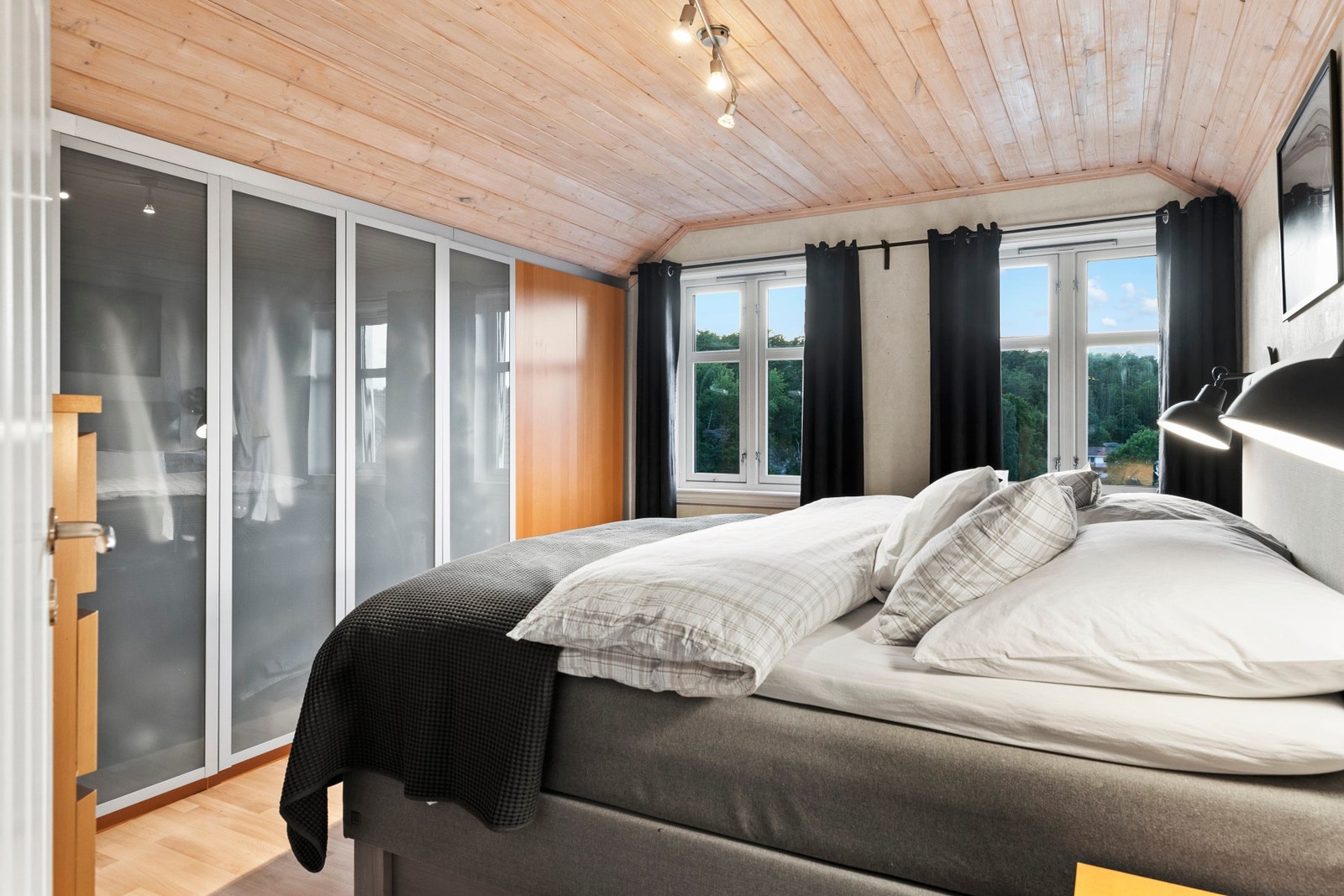 Soverom i 2.etg med fastmontert garderobe Galleribilde