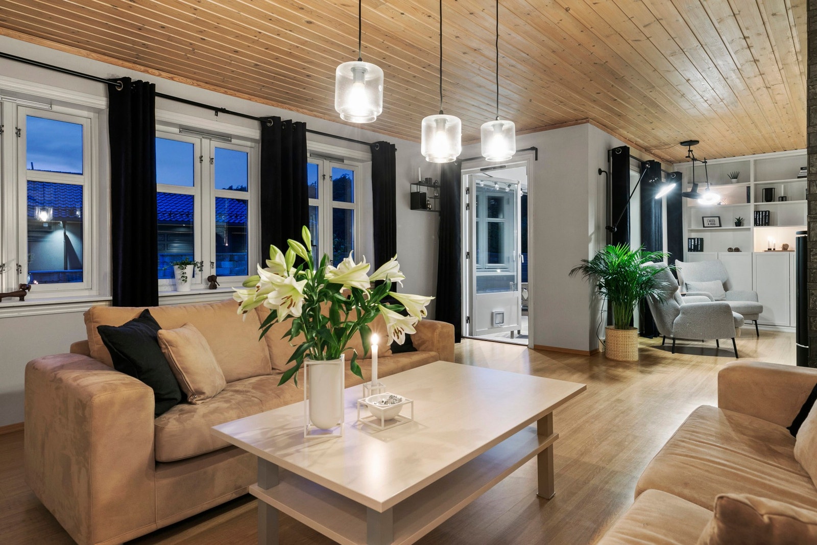 Fra oppholdsrommet har du mulighet til å gå ut på terrassen som er på boligens bakside. Galleribilde