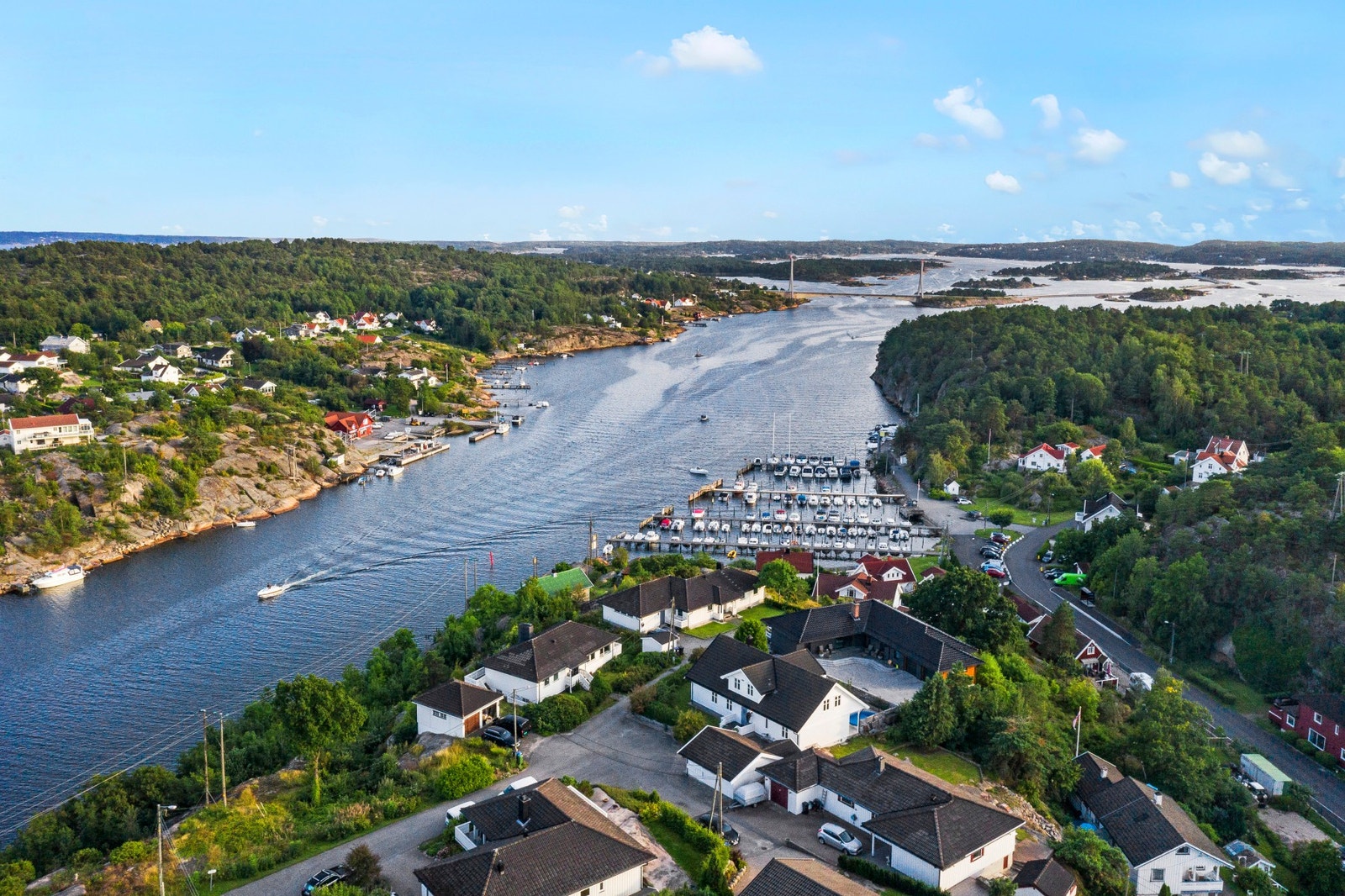 Flotte omgivelser nær sjøen. Galleribilde