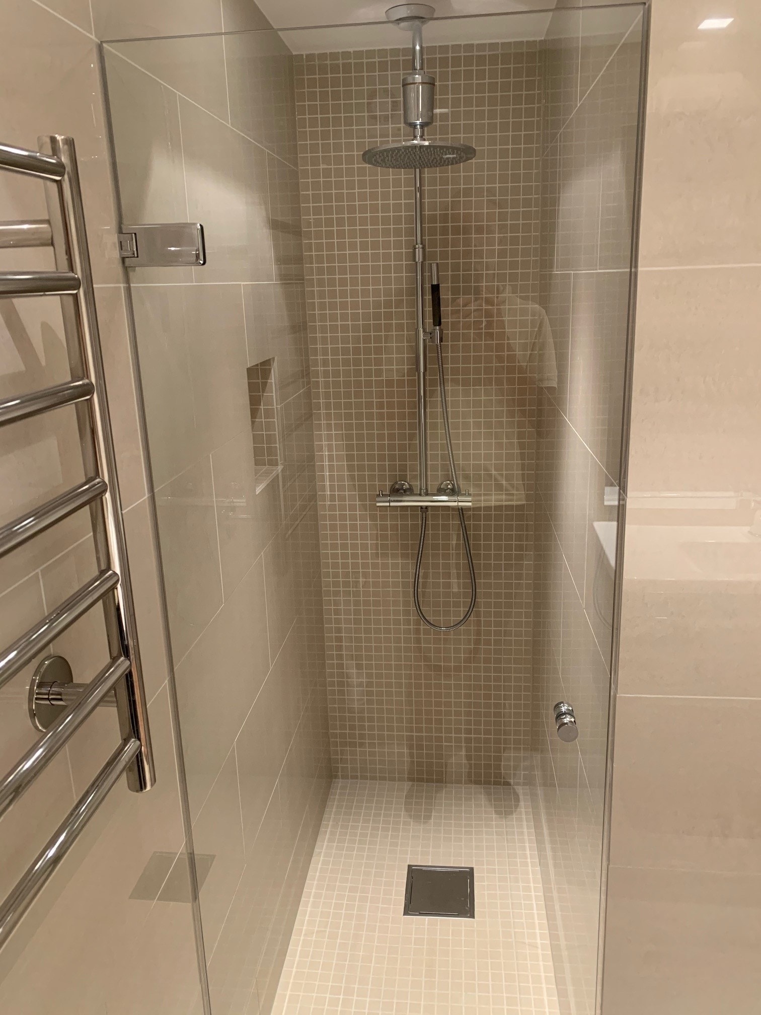 Dusj. Selgers private bilde fra hybel 1 (1 u .etg) Galleribilde