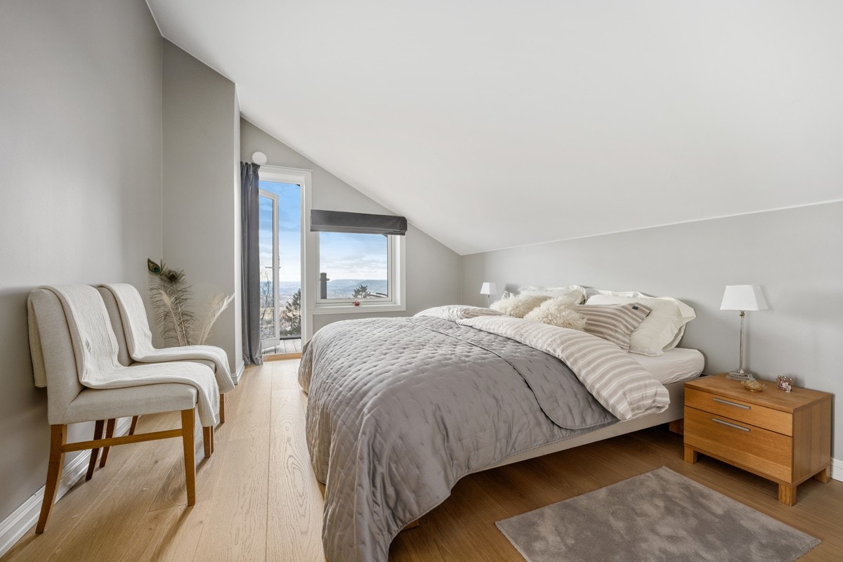 1 av 4 soverom. Dette i loftsetasjen Galleribilde