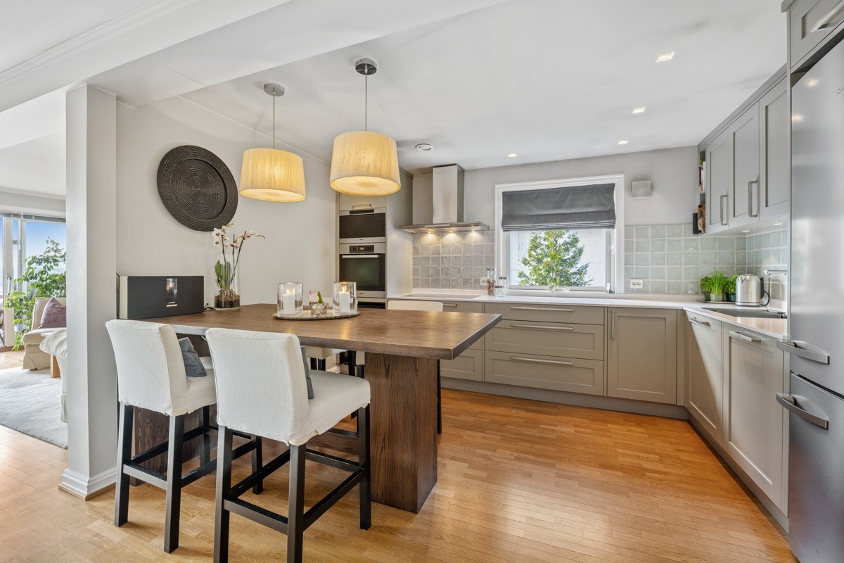 Lekker snekkerbygget kjøkkeninnredning med malte profilerte skapdører og skuffefronter Galleribilde