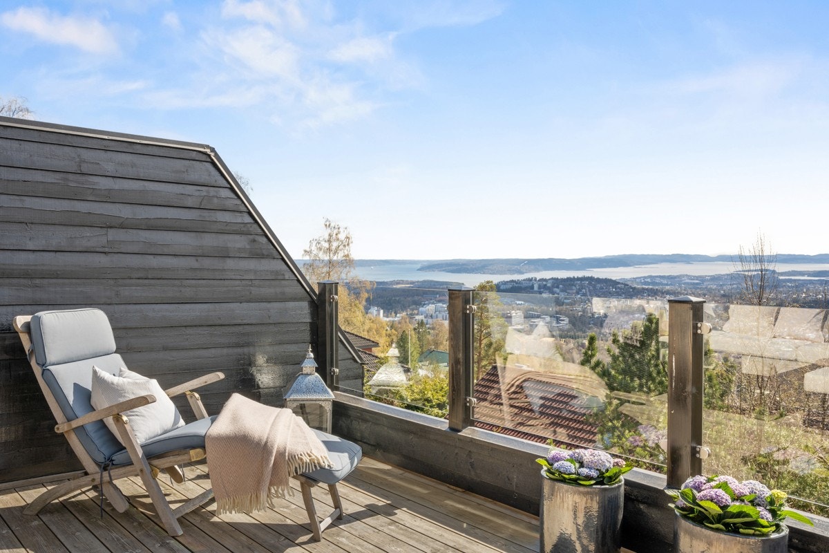 Det er markise, utelys og varmelampe på terrassen Galleribilde