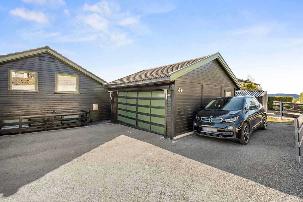 Dobbelgarasje og lader for el-bil Galleribilde