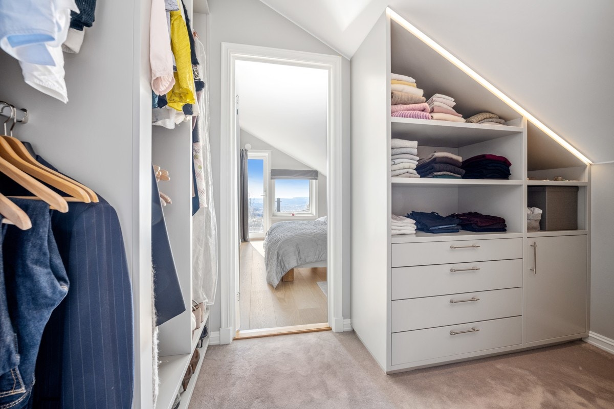 Garderoberom i tilknytning til soverom (loftsetasje) Galleribilde