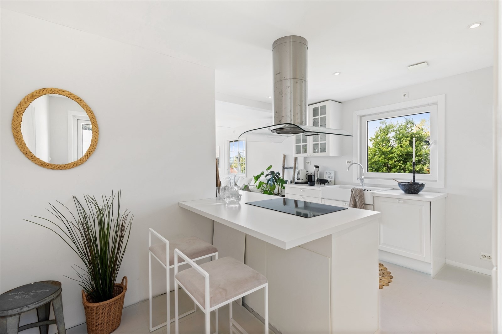 Praktisk spiseplass på kjøkkenet som holder familien samlet. Galleribilde