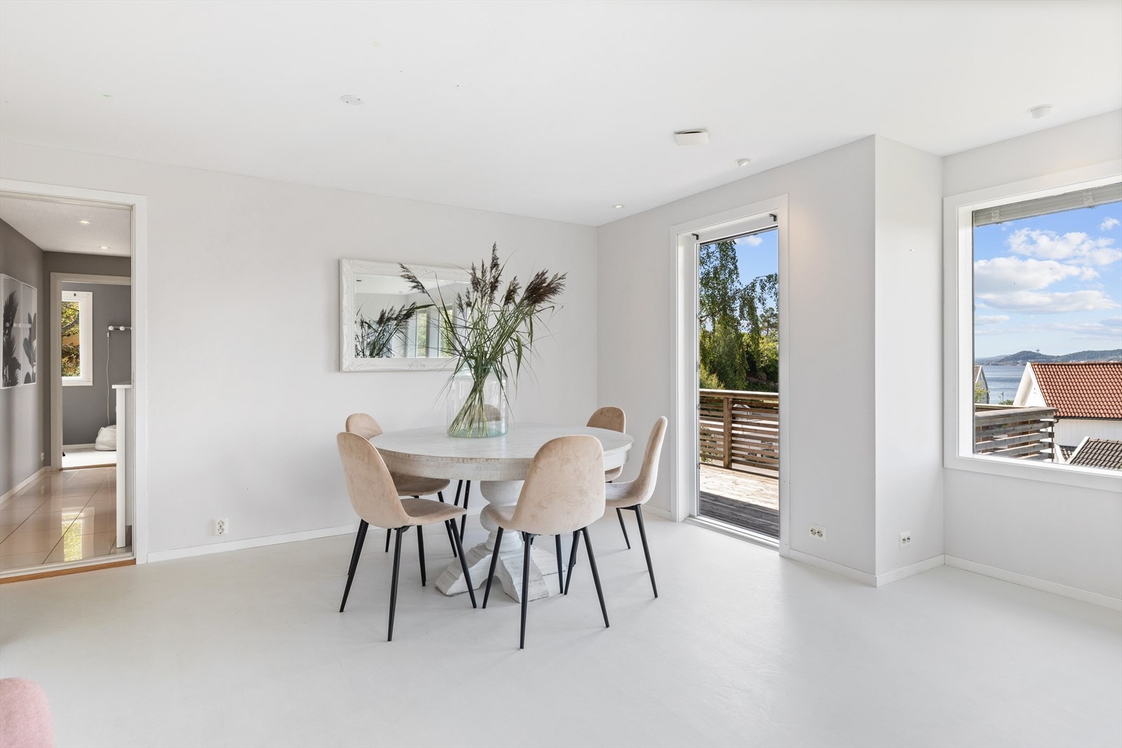 Her kommer du inn i stuen fra gangen. Utgang til terrasse på fremsiden av boligen. Galleribilde