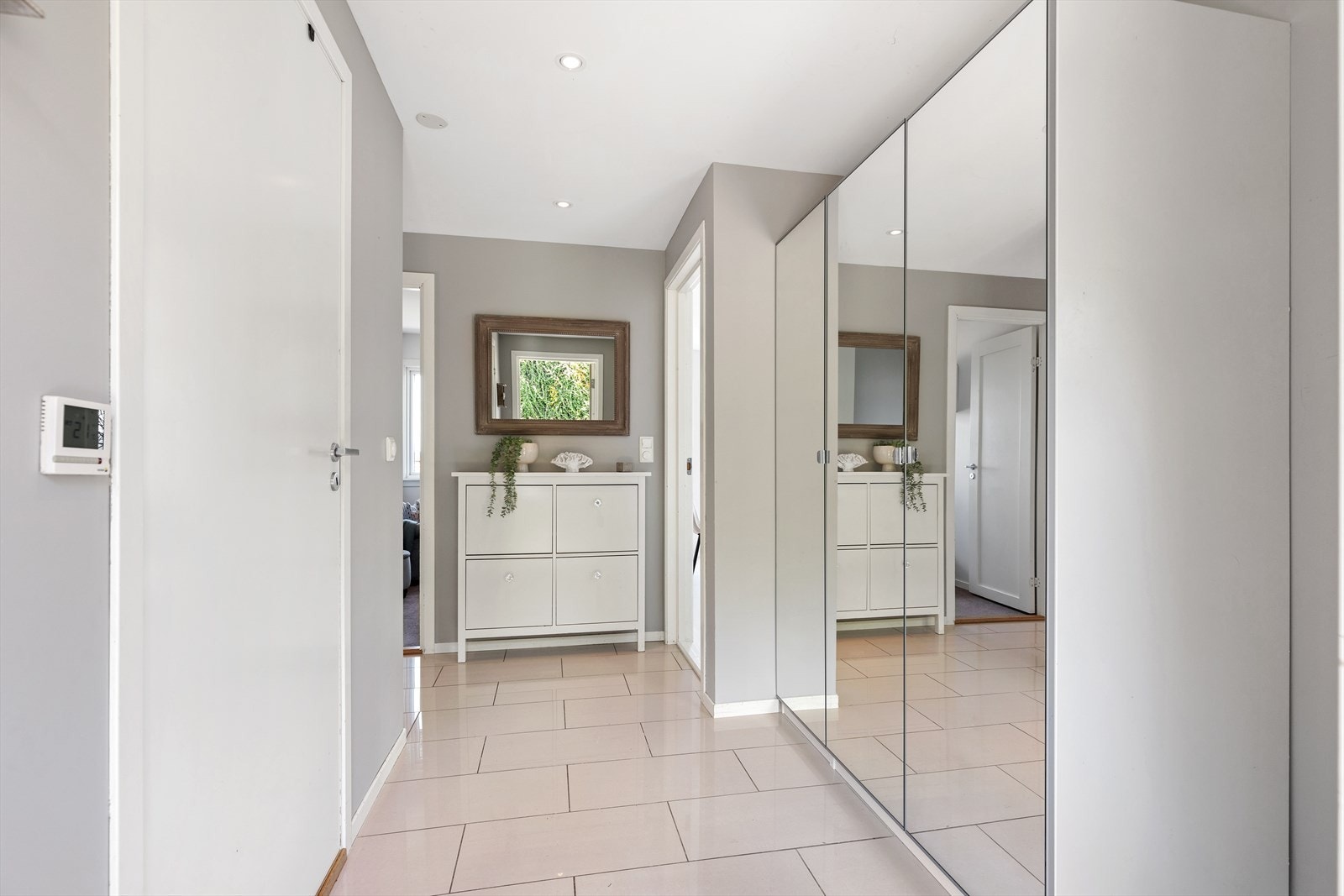 Entré/gang har flislagt gulv med varmekabler og godt med oppbevaringsplass. Galleribilde