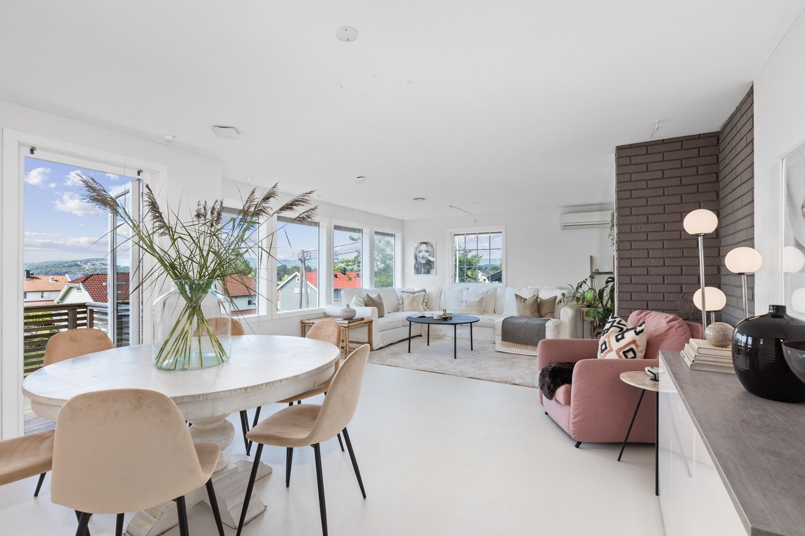 Romslig stue i pene lyse moderne farger. Det er godt med spotter i himlingen som gir belysning. Galleribilde