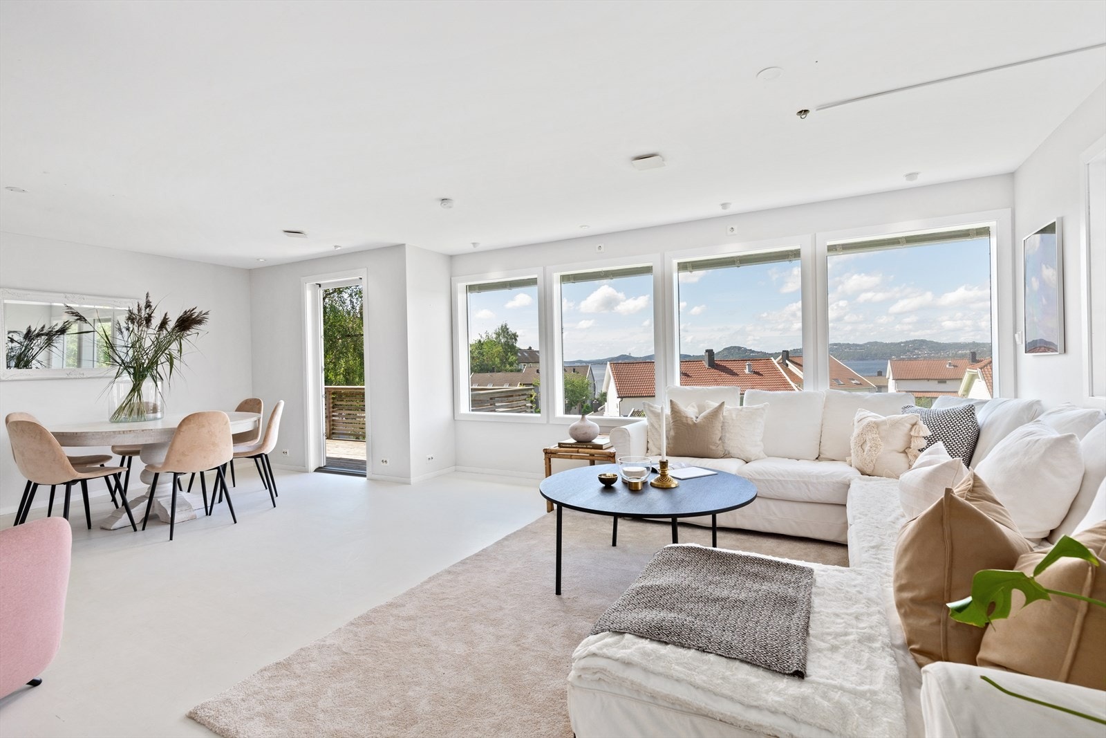 De store stuevinduene gjør at man har fantastisk utsikt fra både kjøkkenet og sofaen. Galleribilde