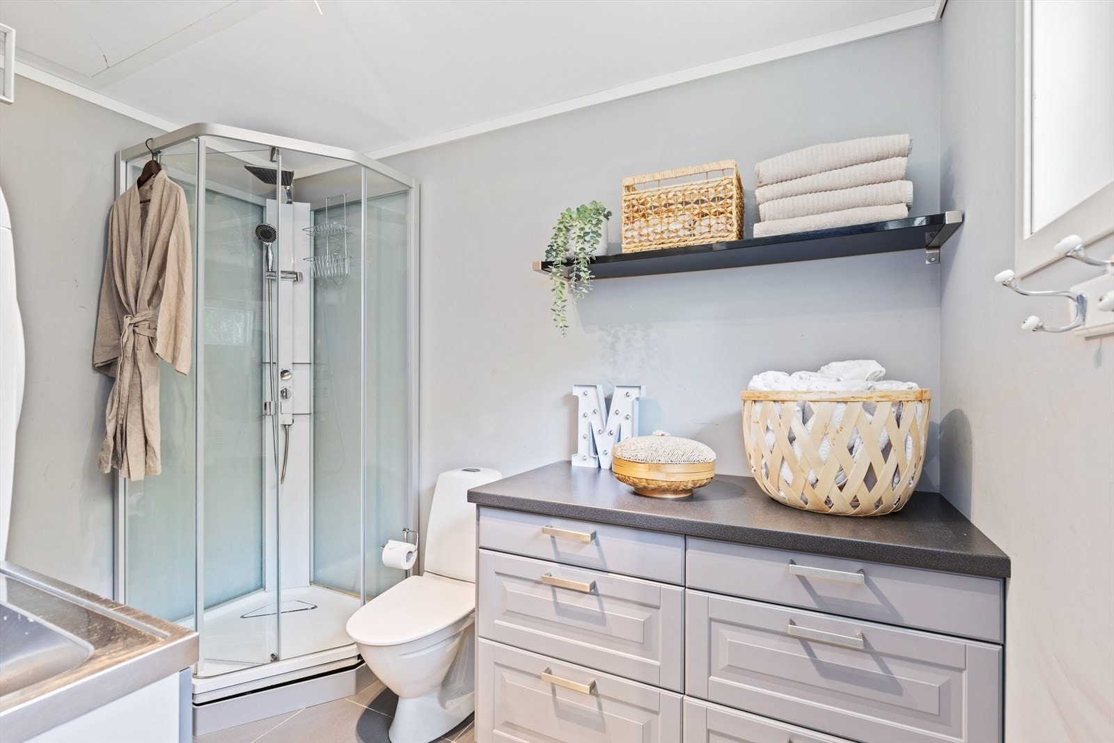 Vaskerommet er tilknyttet inngangspartiet og gir praktisk tilgang til vaskemaskin og toalett/dusj. Galleribilde