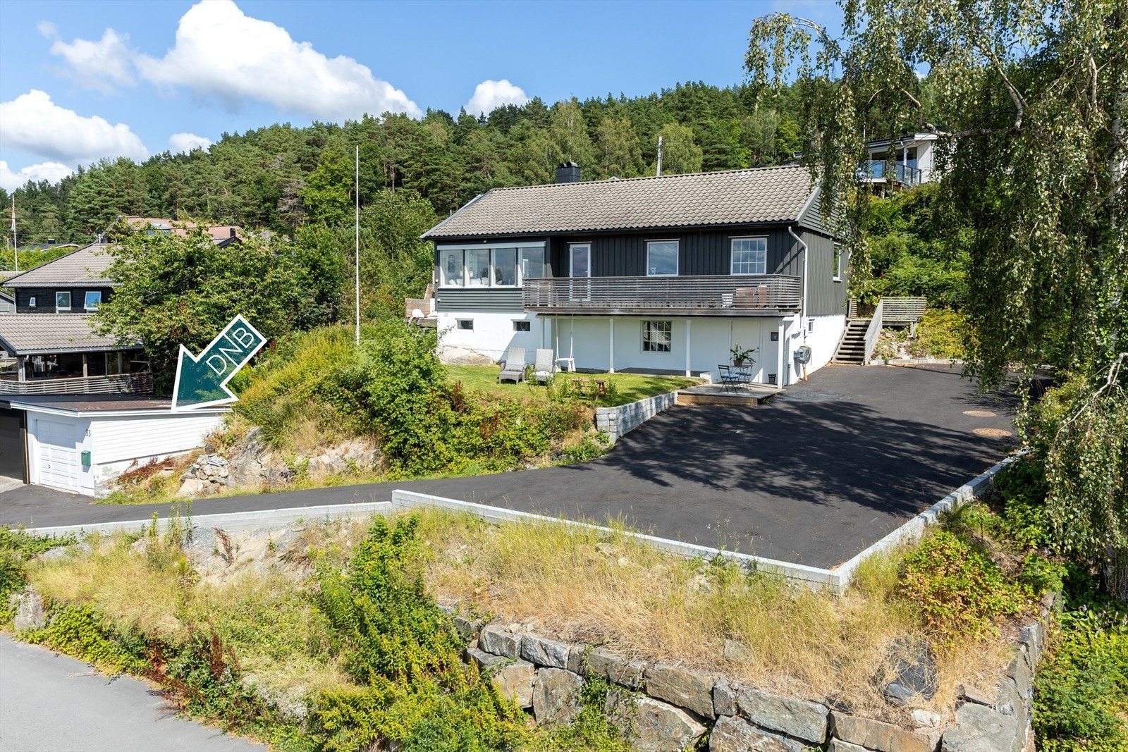 Den hvite halvdelen av garasjen tilhører Balchens vei 33. Galleribilde