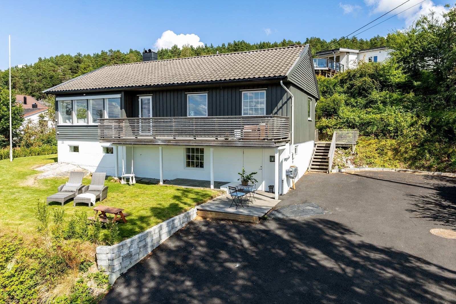 Pen fasade og stor oppkjørsel, her får man god plass til egne biler og besøket. Galleribilde