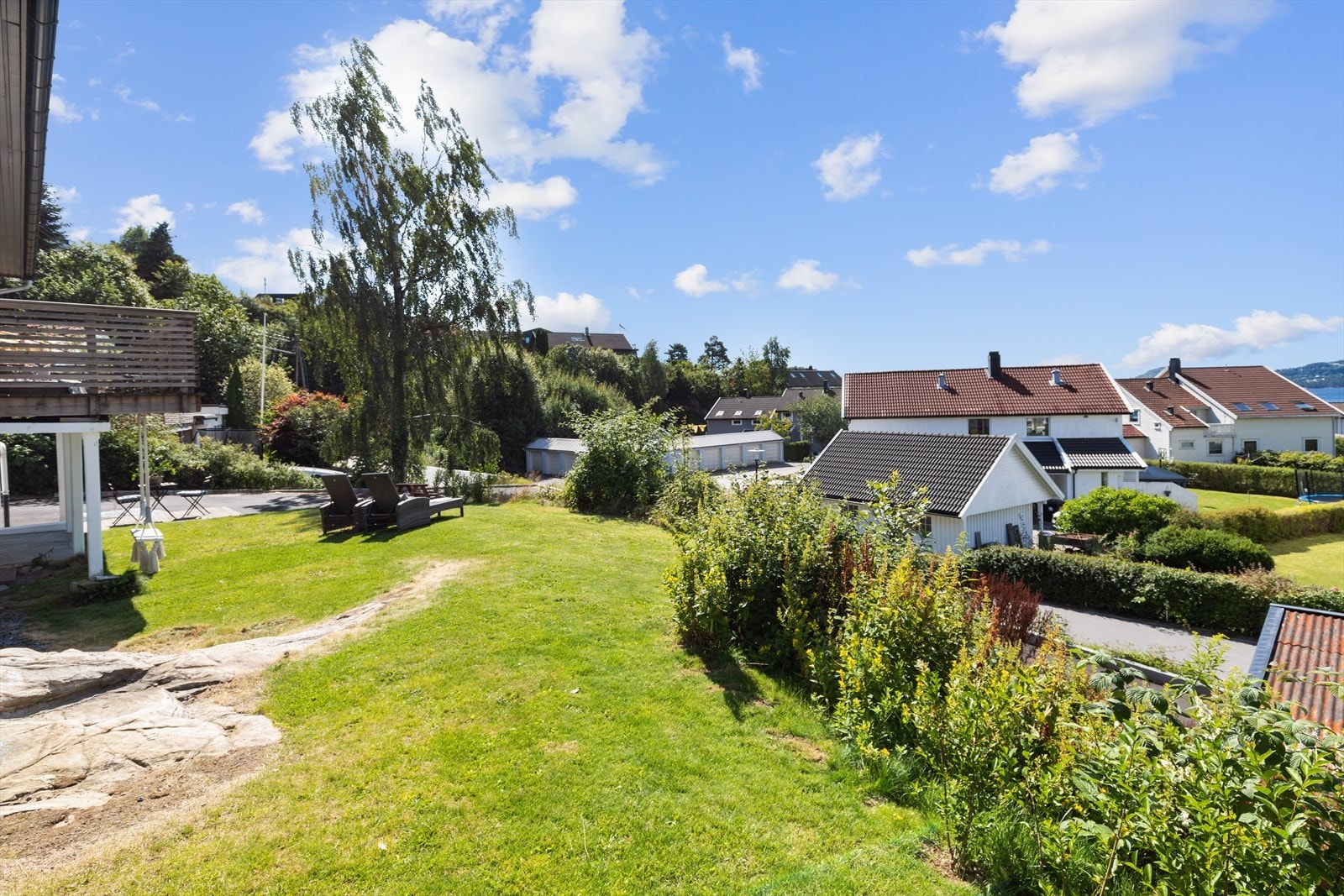 Stort område foran boligen som gir følelsen av hage og hygge! Galleribilde