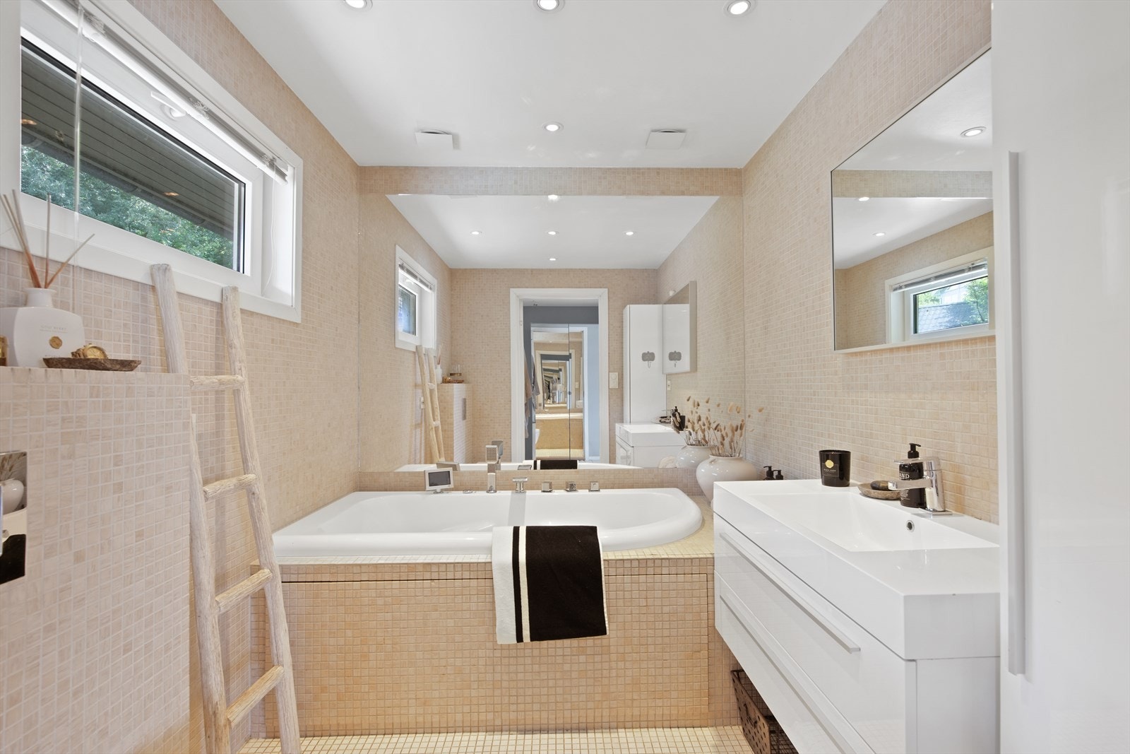 Pent bad med god belysning. Det er varmekabler i gulv. Deilig boblebadekar gir spafølelse. Galleribilde