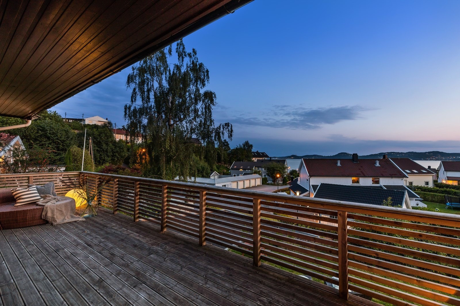 Verandaen i forkant er bred og her nytes morgenkaffen med utsikt mot havet. Galleribilde