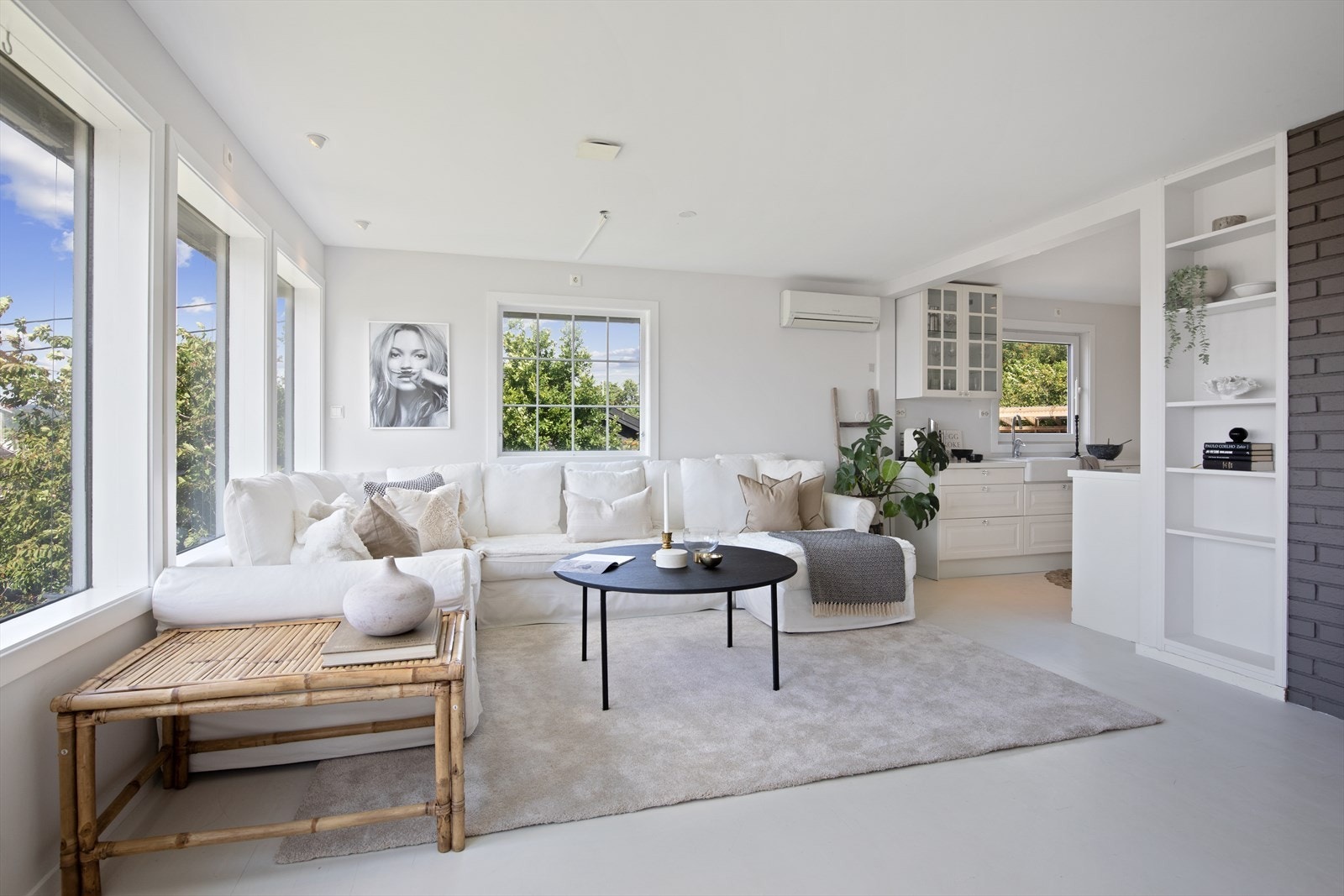 Åpen stue/kjøkkenløsning som flyter godt. Det er varmepumpe montert her for stabil temperatur. Galleribilde