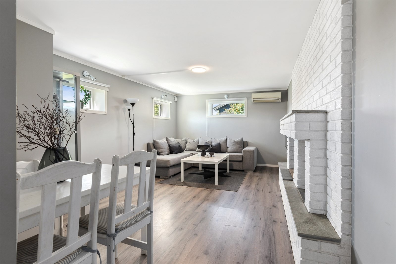 Kjellerstuen har også godt med plass til både hjørnesofa og spisebord. Legg merke til varmepumpen. Galleribilde