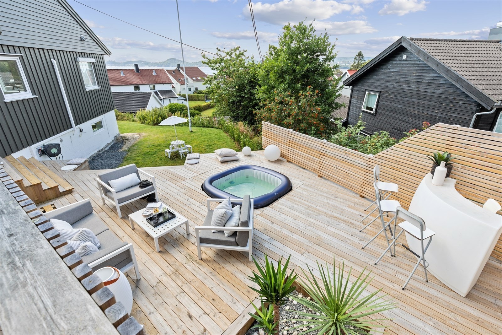 Uteområdet gjør seg like godt på dagtid som kveldstid. Her er det sol fra morgen til kveld. Galleribilde