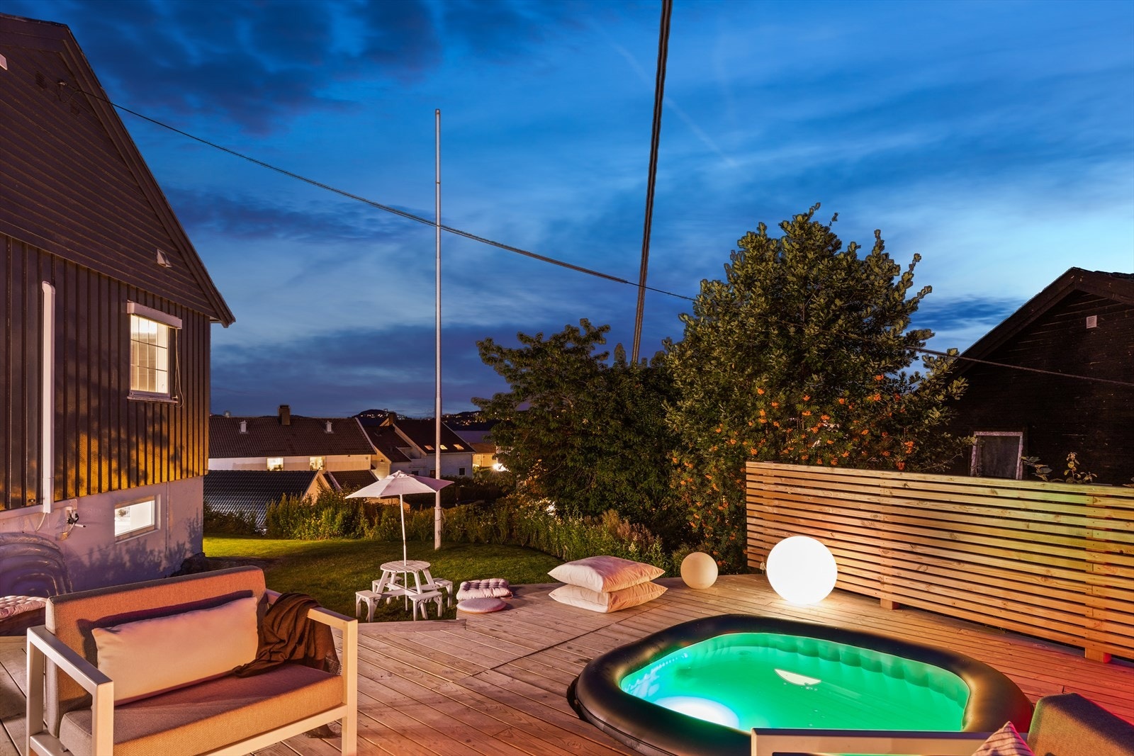 Uteområde med innfelt boblebad. Her kan man nyte året rundt. Galleribilde