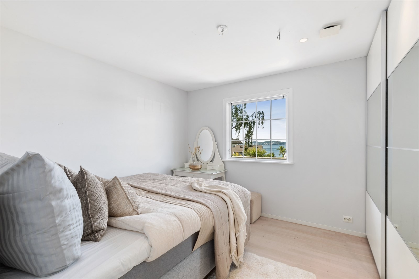 Hovedsoverommet har god plass til dobbeltseng, her har man også sjøutsikt fra sengekanten. Galleribilde