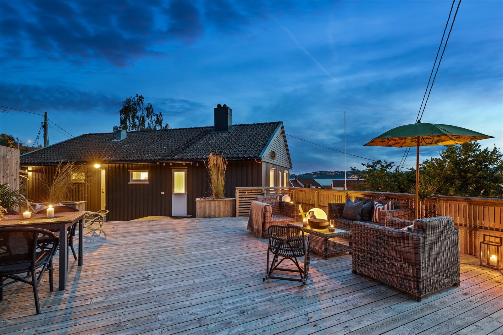 Et unikt og lunt uteområde med mulighet for mange sittegrupper. Fra terrassen får du også utsikt til Toppdalsfjorden. Galleribilde