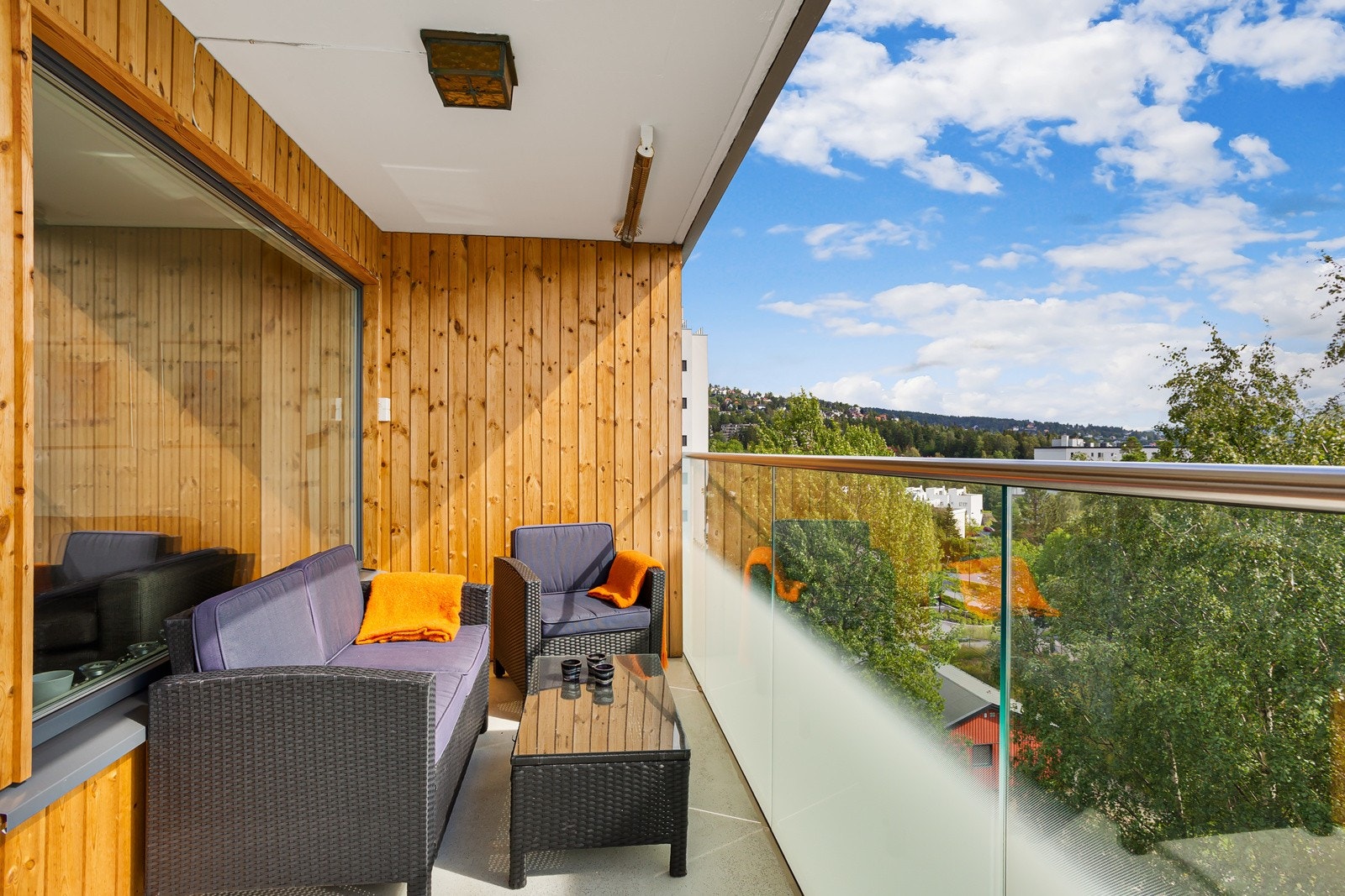 Umiddelbar nærhet til Hovseter Torg der det er frukt- og grønthandel og en Rema 1000 butikk Galleribilde