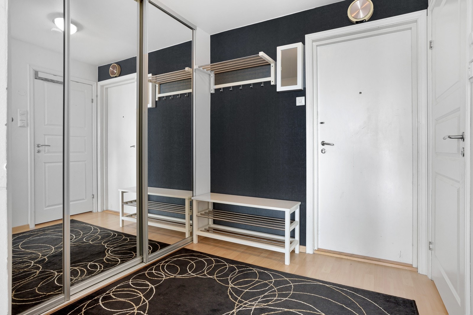 Lys og innbydende entré med stort garderobeskap Galleribilde
