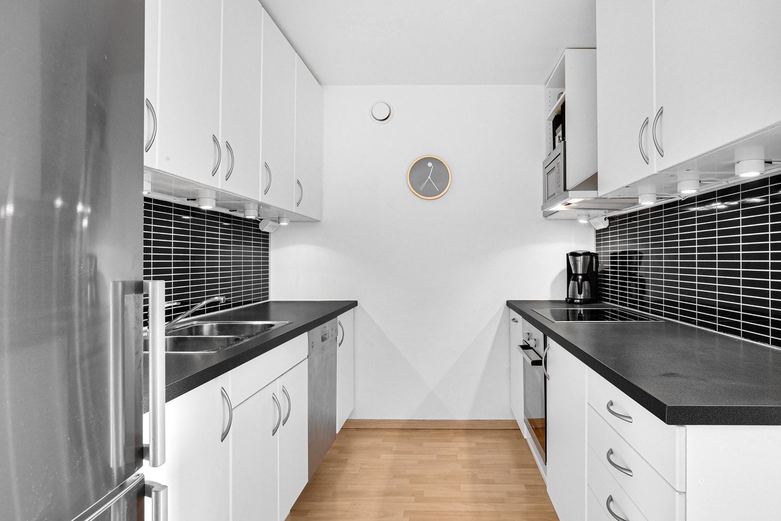 Keramisk platetopp, stekeovn, oppvaskmaskin, mikro og kjøleskap fra Bosch Galleribilde