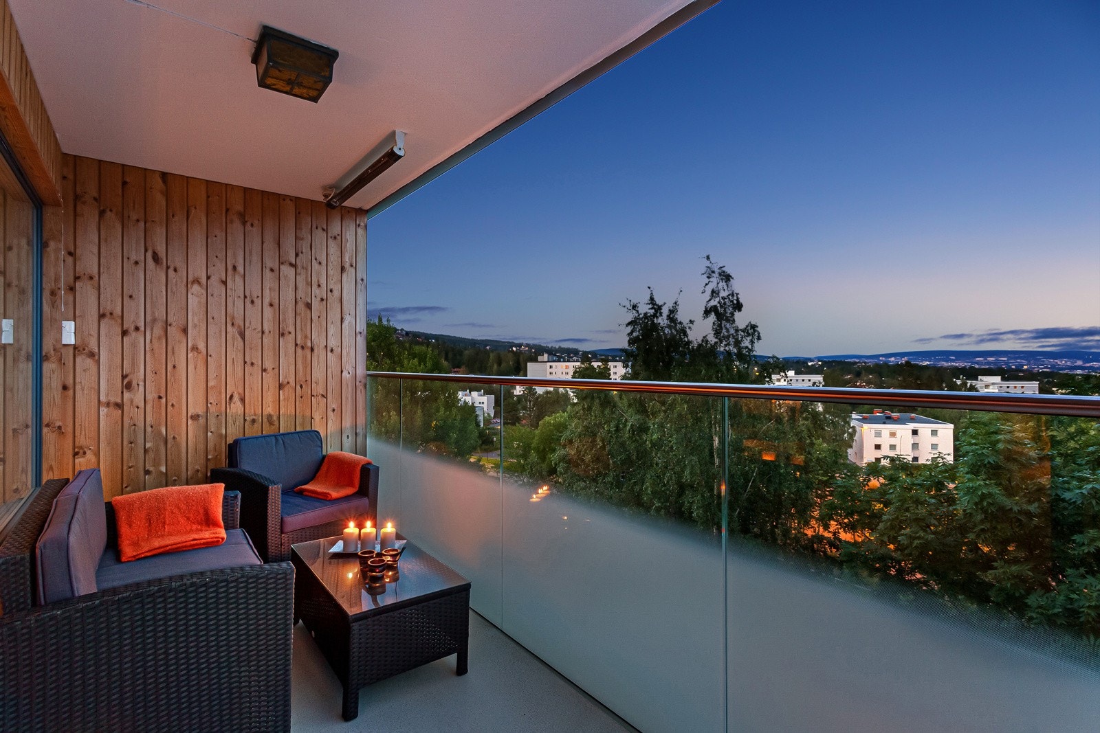 Leiligheten ligger høyt og fritt i 6. etasje med fin utsikt og uten innsyn Galleribilde