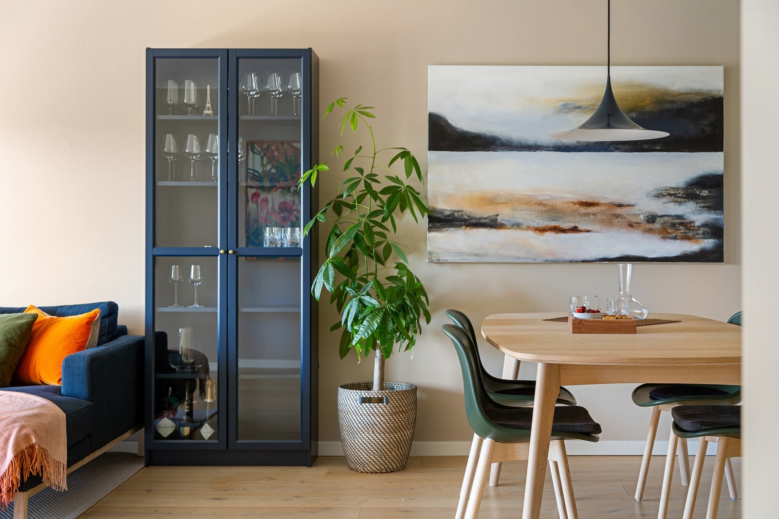 Leiligheten varmes opp med elektrisitet, herunder gulvvarme i entreen og på begge bad. Galleribilde