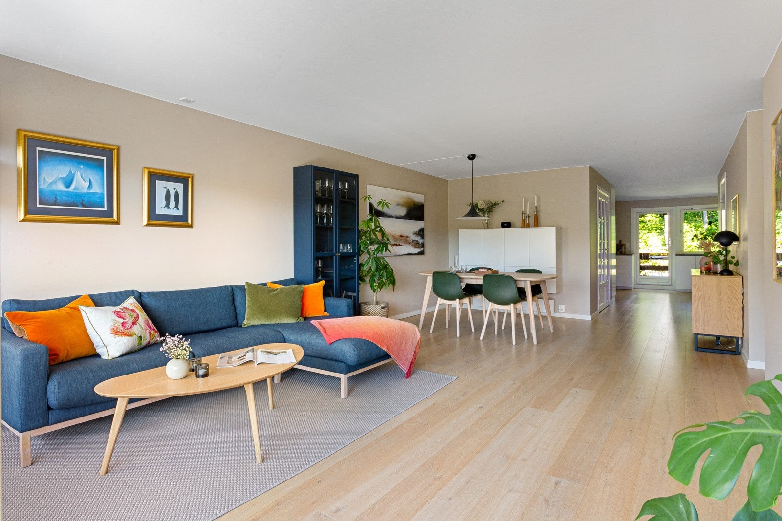 Fra stuen er det delvis åpent inn mot kjøkkenet. Lyset slippes gjennom hele leiligheten fra østvendt frokostbalkong til vestvendt terrasse. Galleribilde