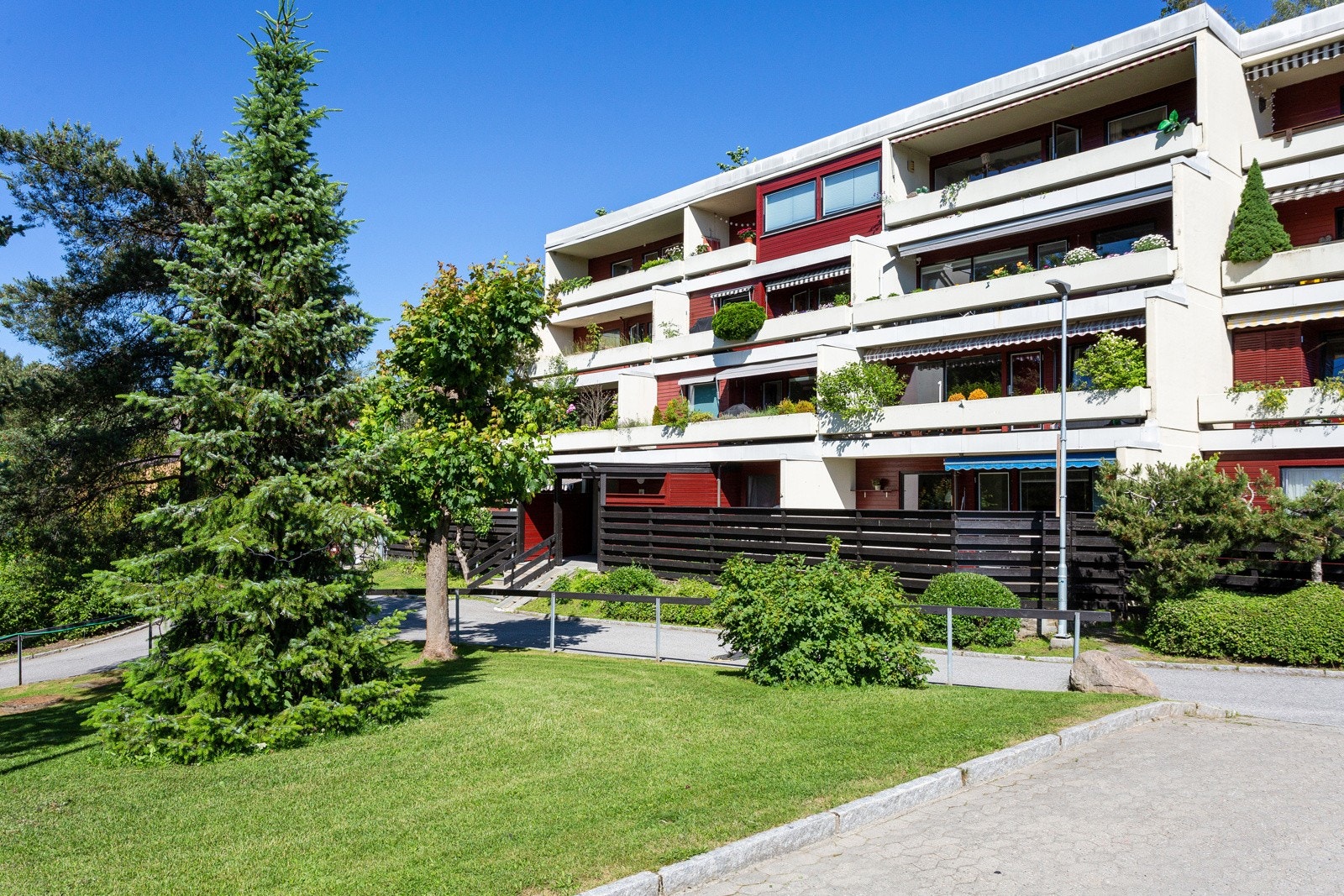 Fellesområdet har koselige sittegrupper og lekestativ, og området er bilfritt innenfor borettslagets tomt. Galleribilde