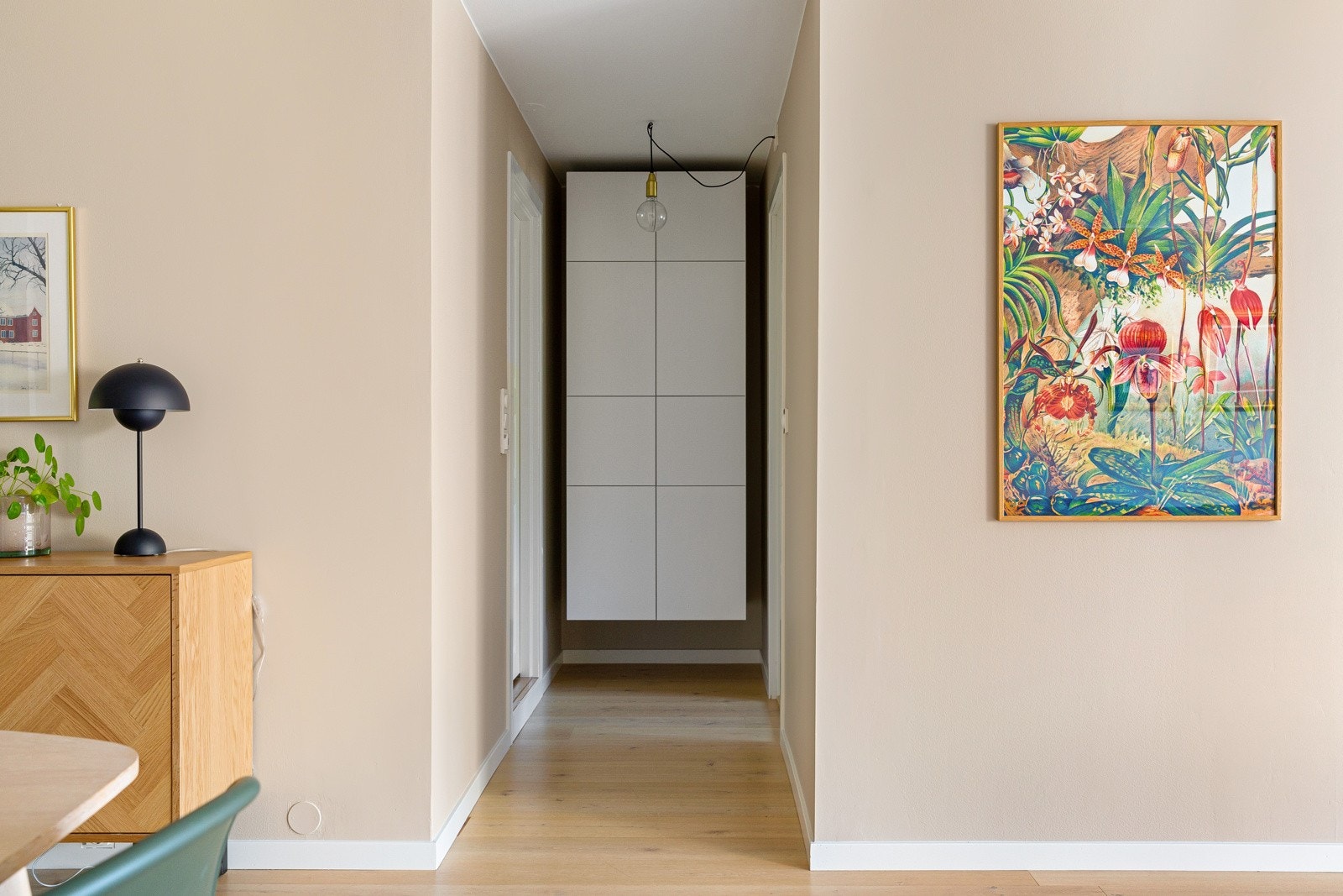 Det er montert skap i mellomgangen mellom det ene soverommet og det ene badet. Galleribilde