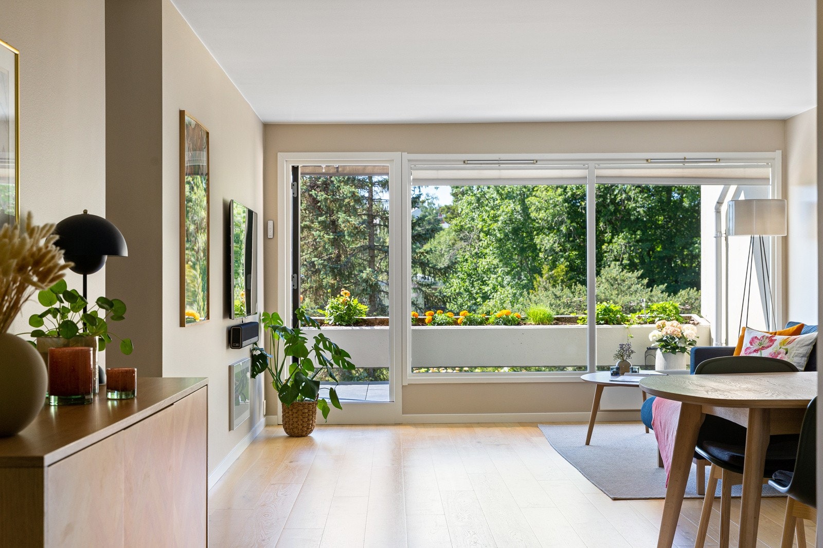 Leiligheten fikk nye gulv i 2016, og i tillegg er vegger og tak malt i 2021. Smarte løsninger med bl.annet innfelt i veggen mot kontoret er det et skap for tv-modem. Galleribilde