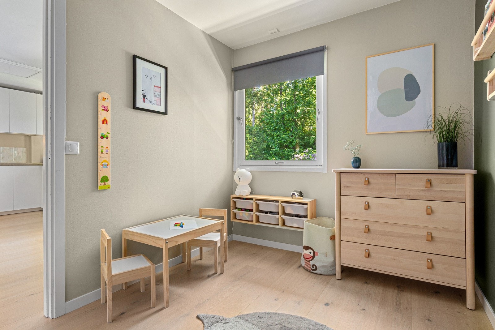 Hovedsoverommet og det minste soverommet ligger vendt mot øst og grøntområde. Galleribilde