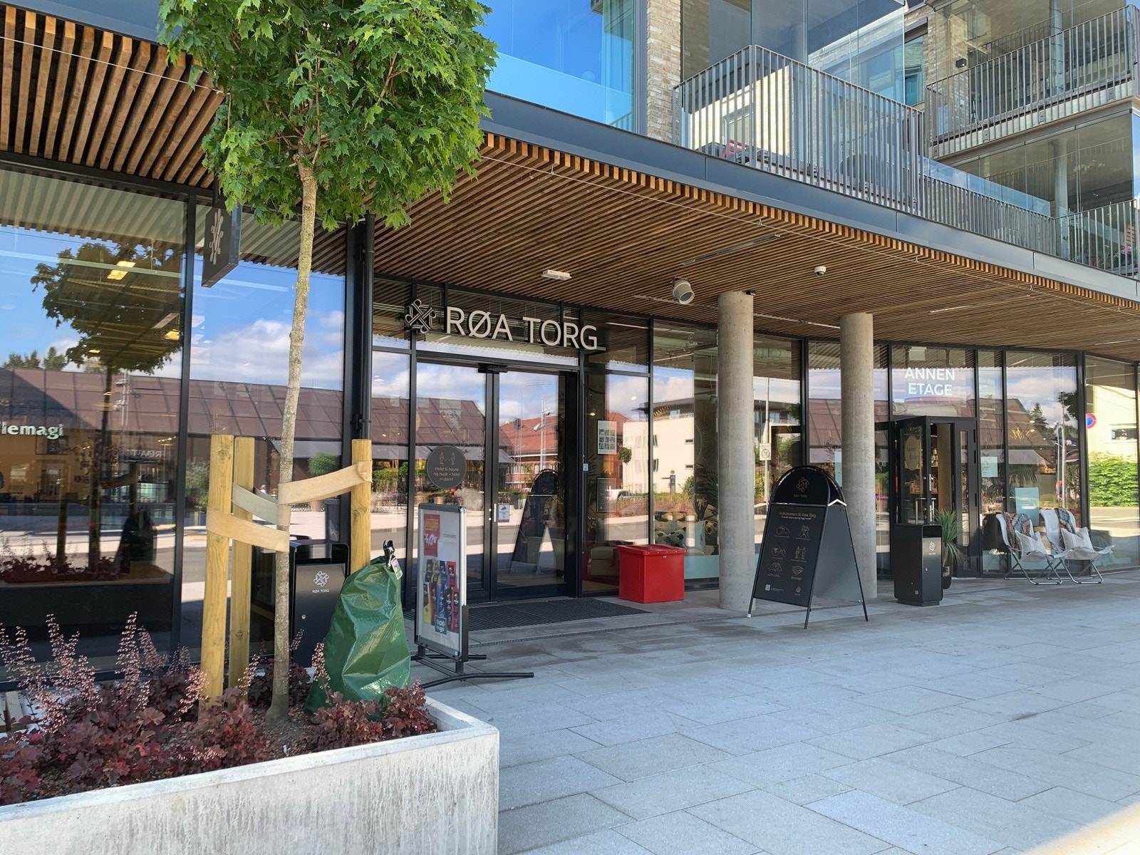 Røa Senter og nye Røa Torg er populære handleområder som begge ligger i kort avstand fra leiligheten. Galleribilde