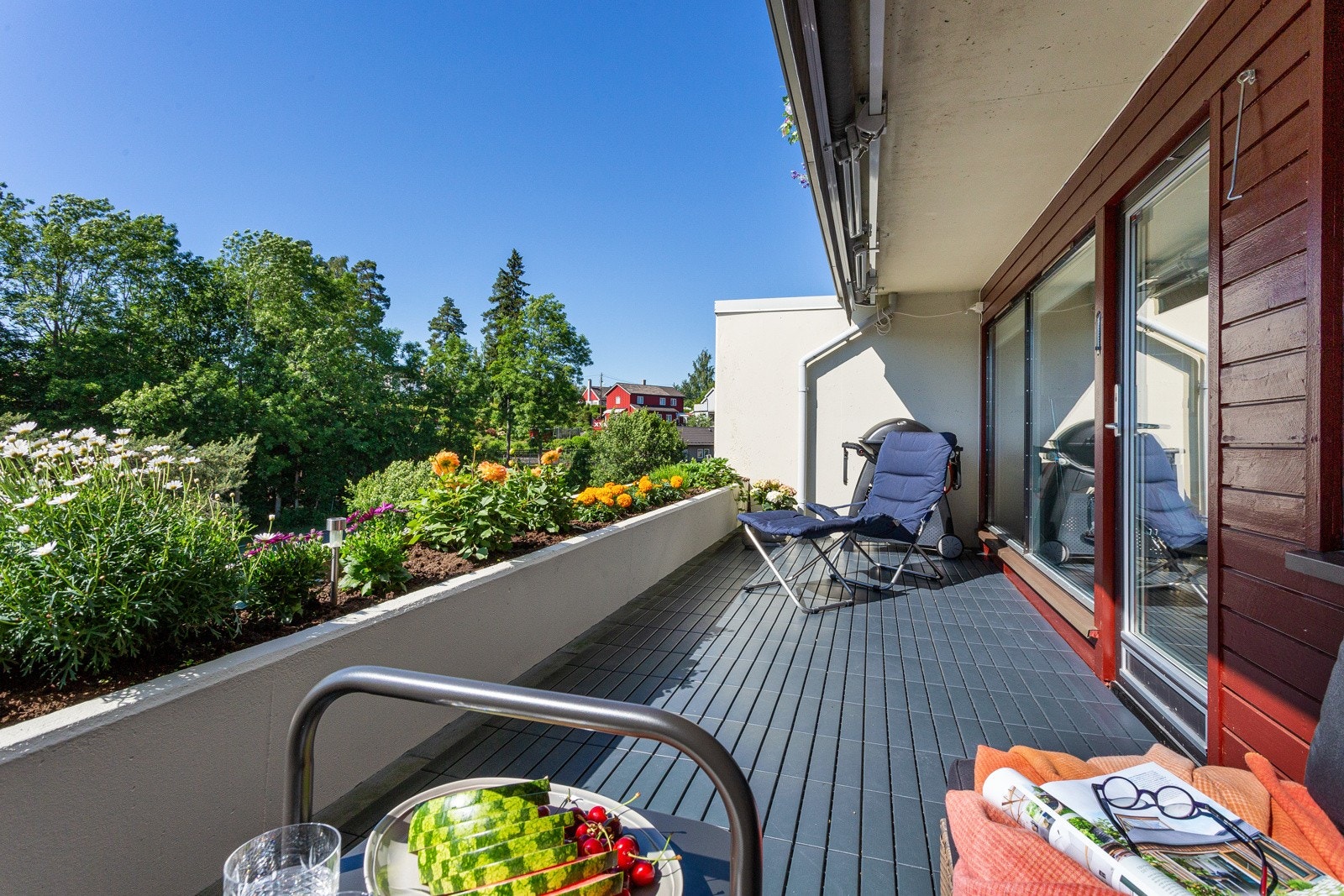 Terrassen har en motorisert markise fra 2020 som skjermer fint når solen er på sitt sterkeste. Galleribilde