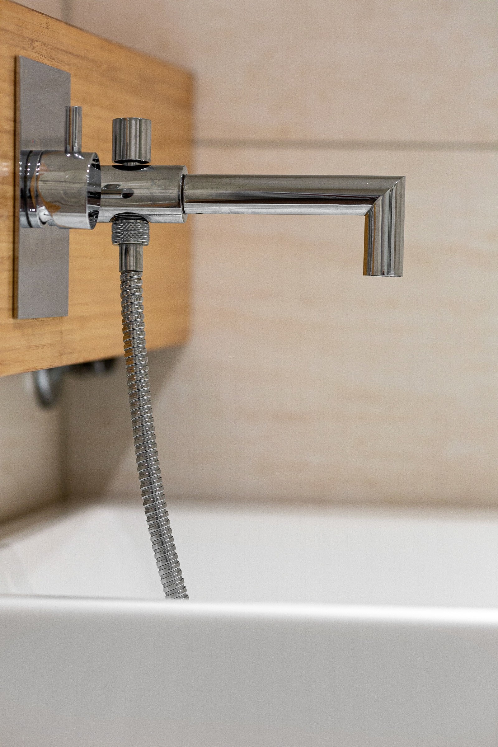 Begge badene har stilren innredning med servant, skuffer/skap og pene detaljer. Galleribilde