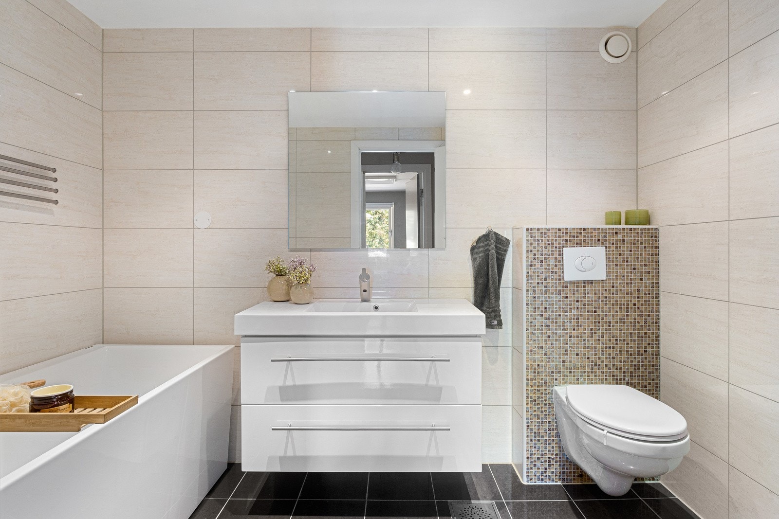 Leiligheten har to delikate bad med fliser på gulv og vegger, gulvvarme, downlights og veggmontert toalett. Galleribilde