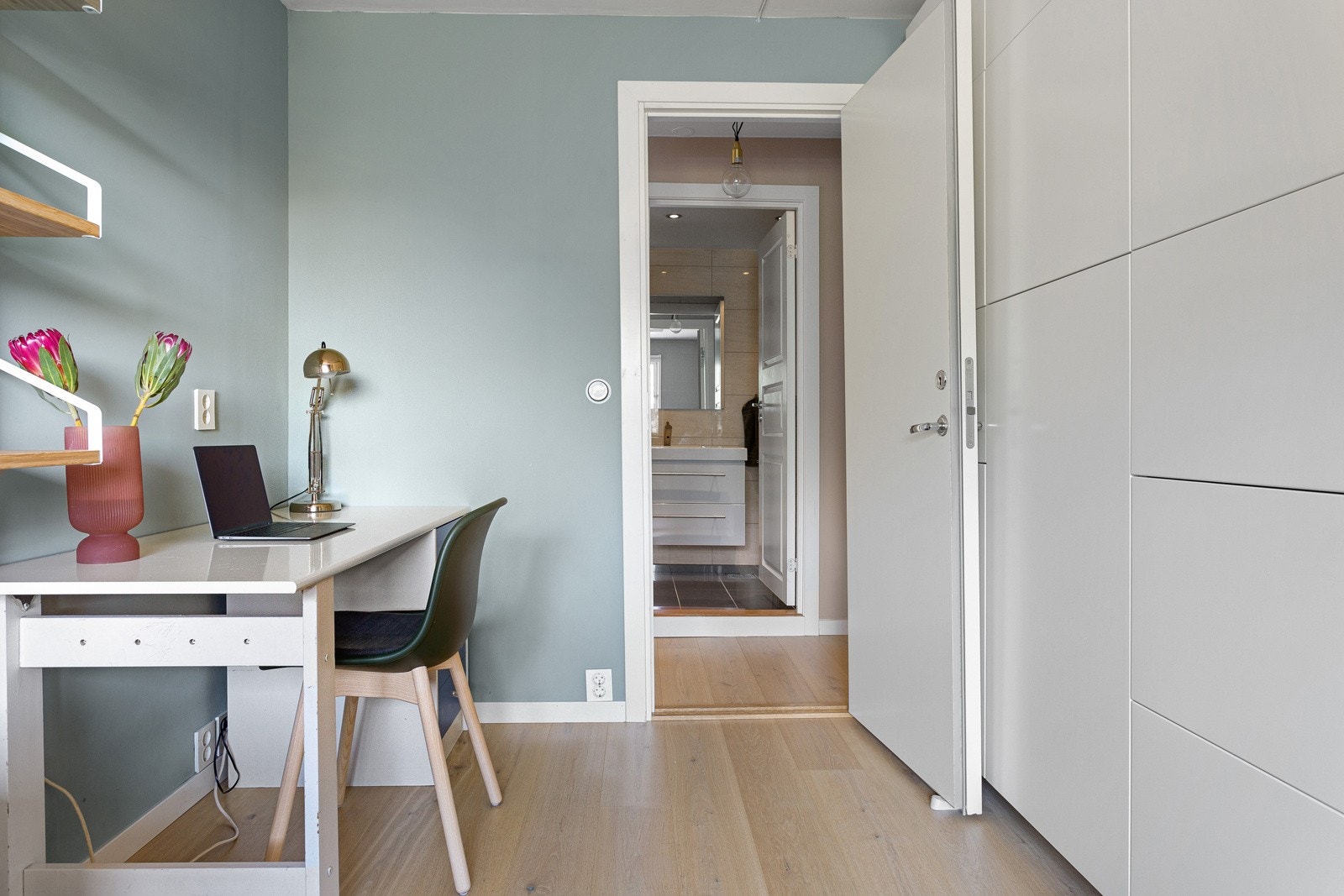 Rommet har lydisolert dør. I tillegg til skap på soverom og i entreen har leiligheten lagringsbod i fellesareal. Galleribilde