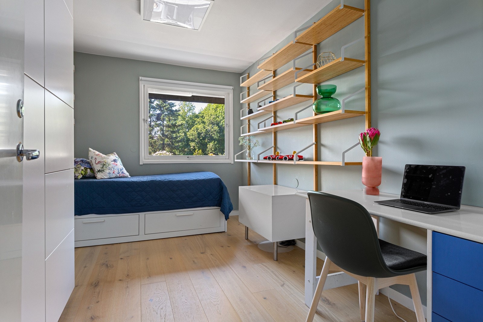 Det ene soverommet ligger vendt mot vest og har tilhørende garderobeskap. Innfelt i veggen er det et skap for tv-modem. Galleribilde