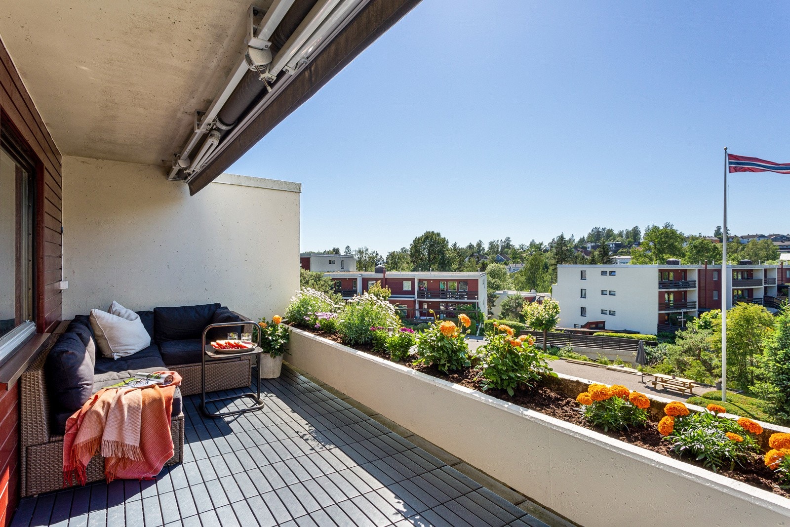 Fra stuen er det utgang til en solrik, vestvendt og usjenert terrasse på ca. 14 kvm med hyggelig utsyn over nærområdet. Galleribilde