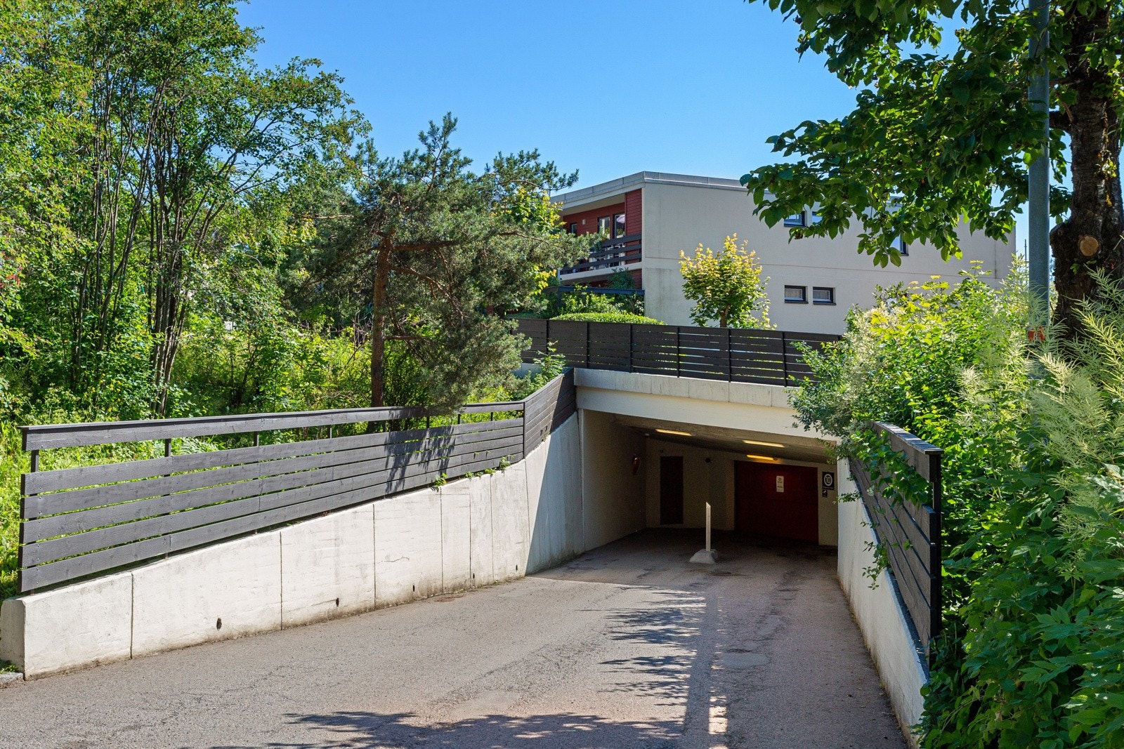 Leiligheten disponerer parkeringsplass i felles, oppvarmet garasje, og her er det montert lader for elbil. Galleribilde